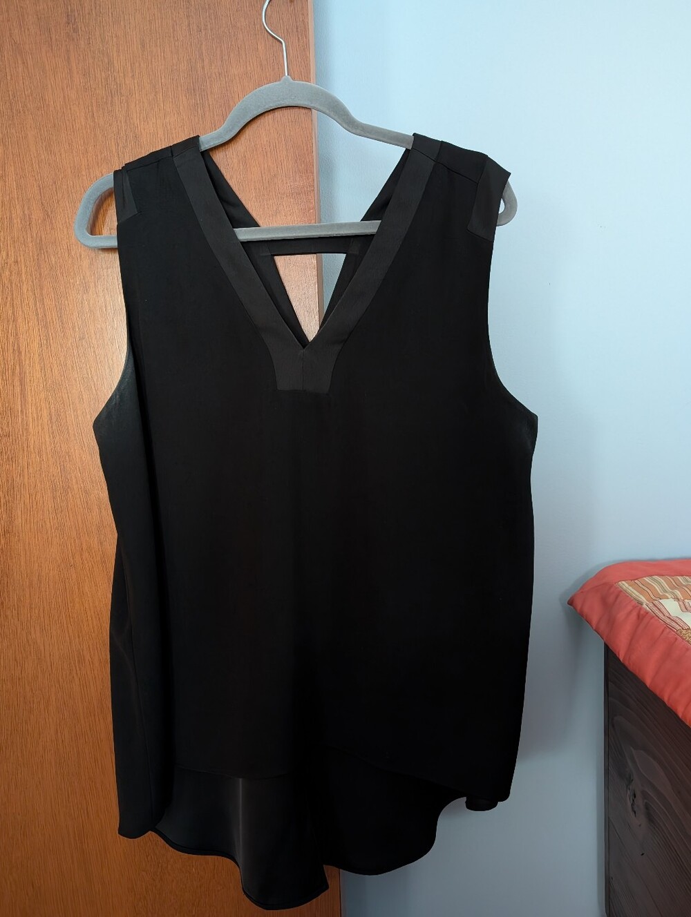 Lisa Rinna Classic Black V-Neck Sleeveless Split Back Women's Top Size L